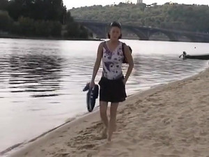 Русские нудисты отдыхают на пляже