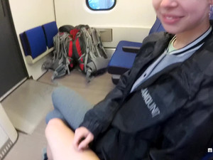 Девушка отсасывает в поезде у парня